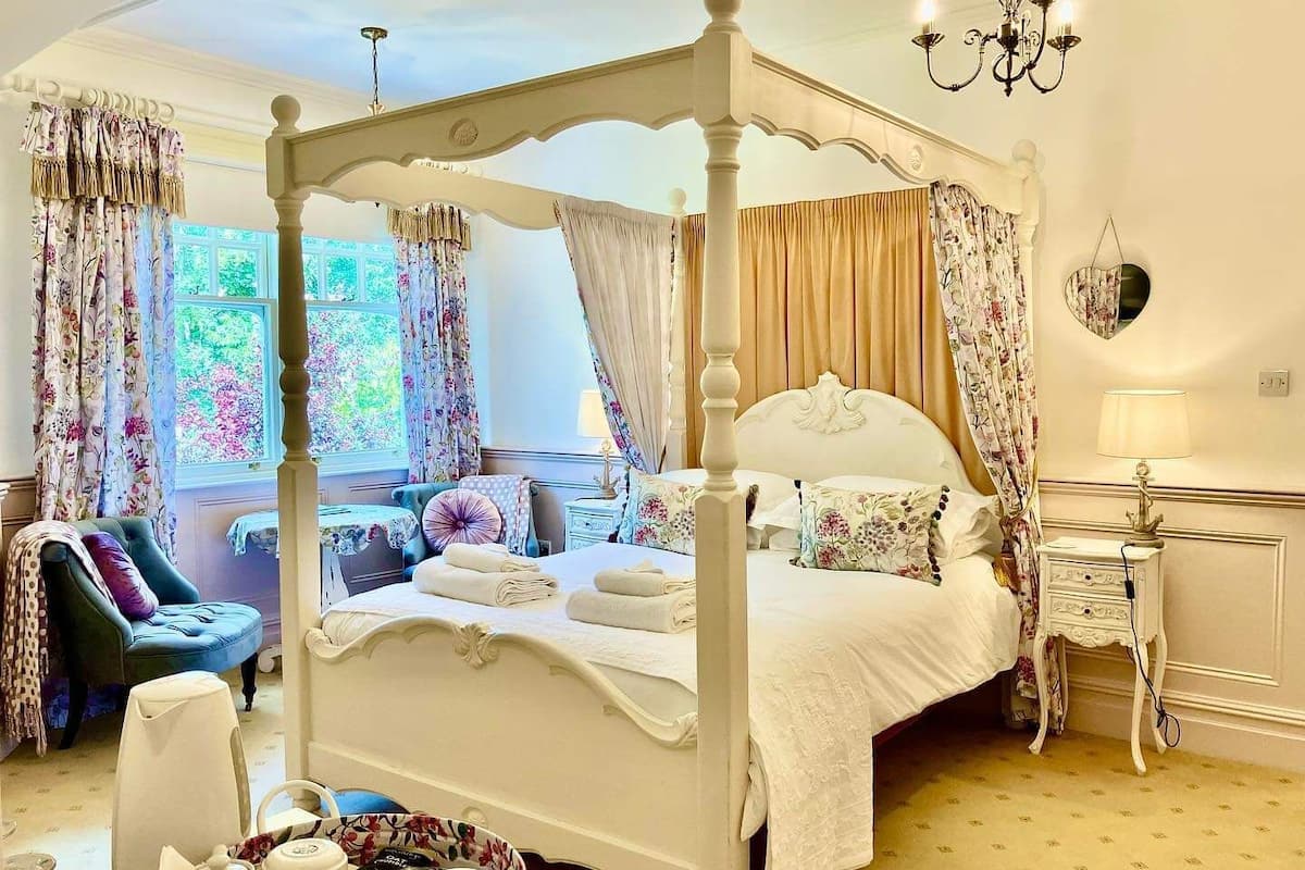 Suite (Victorian) | Hypo-allergenic bedding, Select Comfort beds, desk, blackout curtains