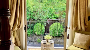 로맨틱 더블룸 (Four Poster Bed) | 저자극성 침구, 셀렉트 컴포트 침대, 책상, 암막 커튼