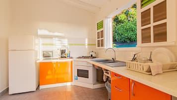 Bungalow | Private kitchen | Microwave, coffee/tea maker, cookware/dishes/utensils