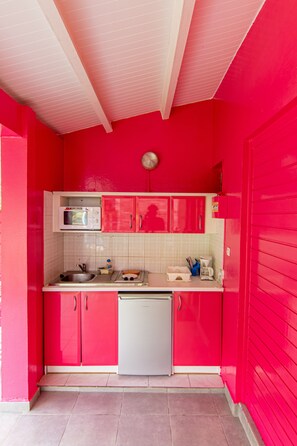 Bungalow, 1 Double Bed, Terrace, Garden View | Private kitchen