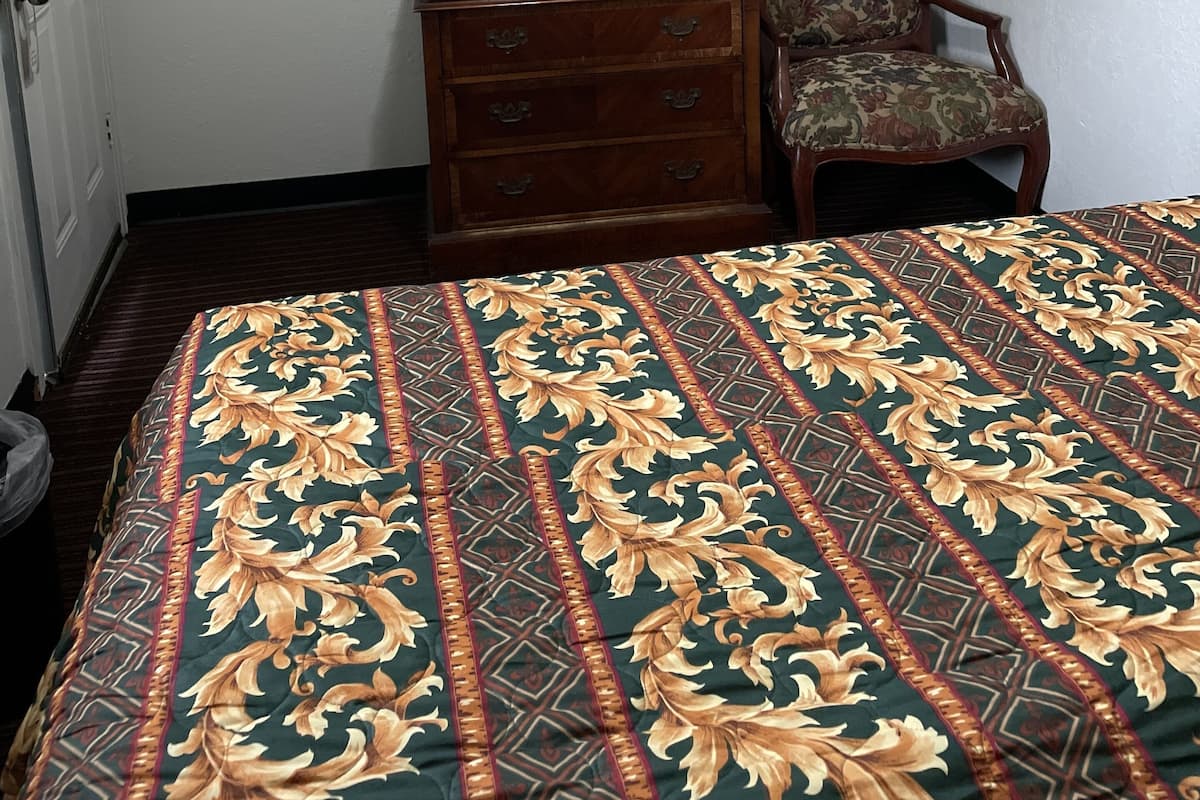 Standard Room, 1 King Bed | Desk, soundproofing, free WiFi, bed sheets