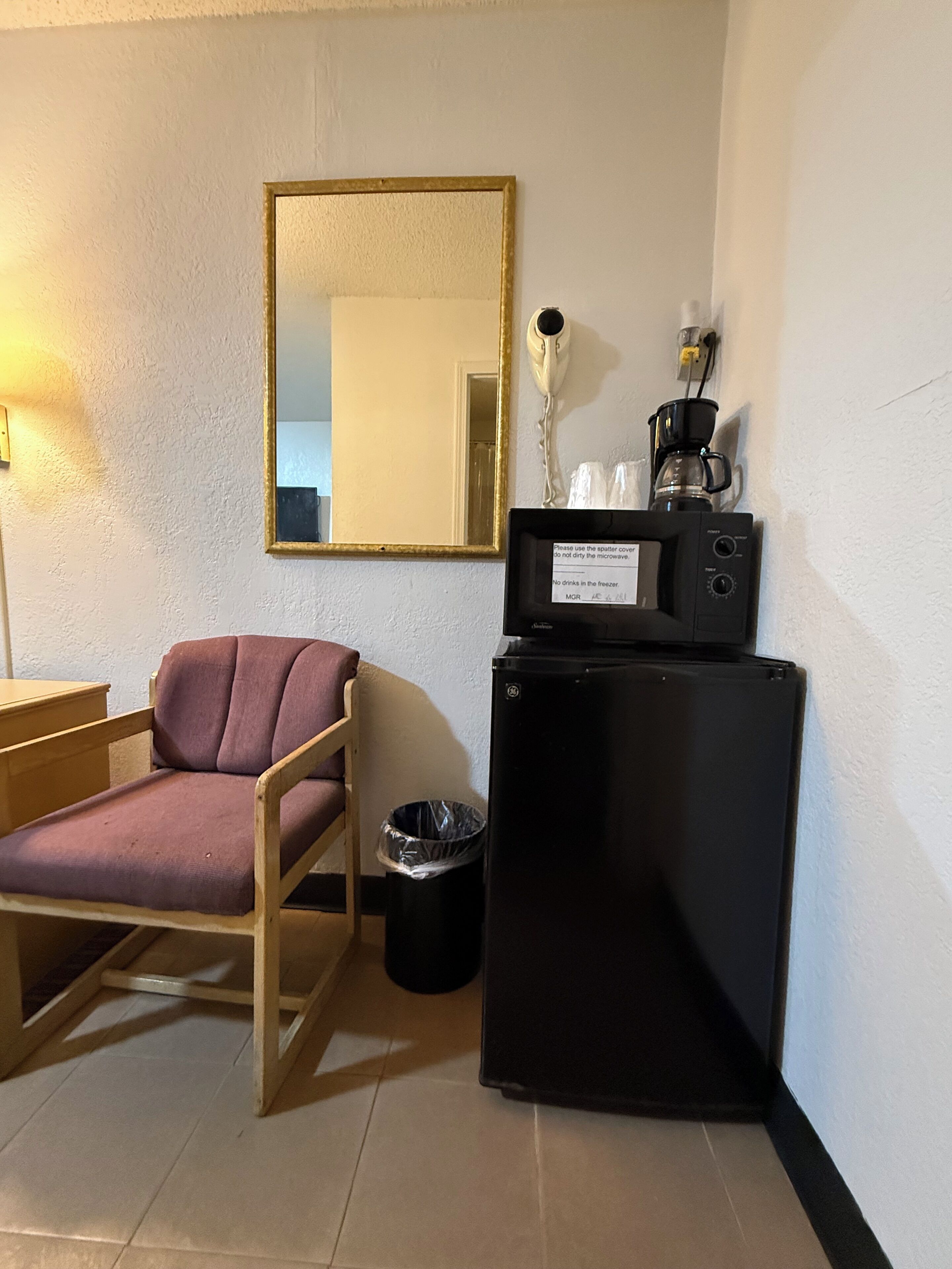 Standard Room, 1 King Bed | Mini-refrigerator