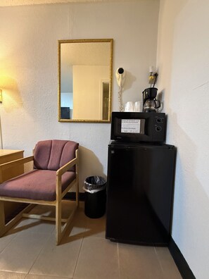 Standard Room, 1 King Bed | Mini-refrigerator