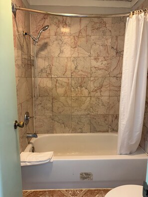 Standard Room, 2 Double Beds | Bathroom | Free toiletries, towels