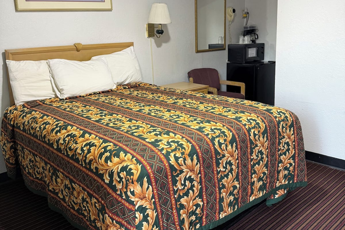 Habitación estándar, 1 cama King size | Escritorio, insonorización, wifi gratis y ropa de cama