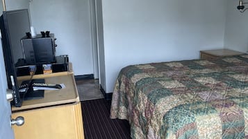 Basic Room | Desk, soundproofing, free WiFi, bed sheets
