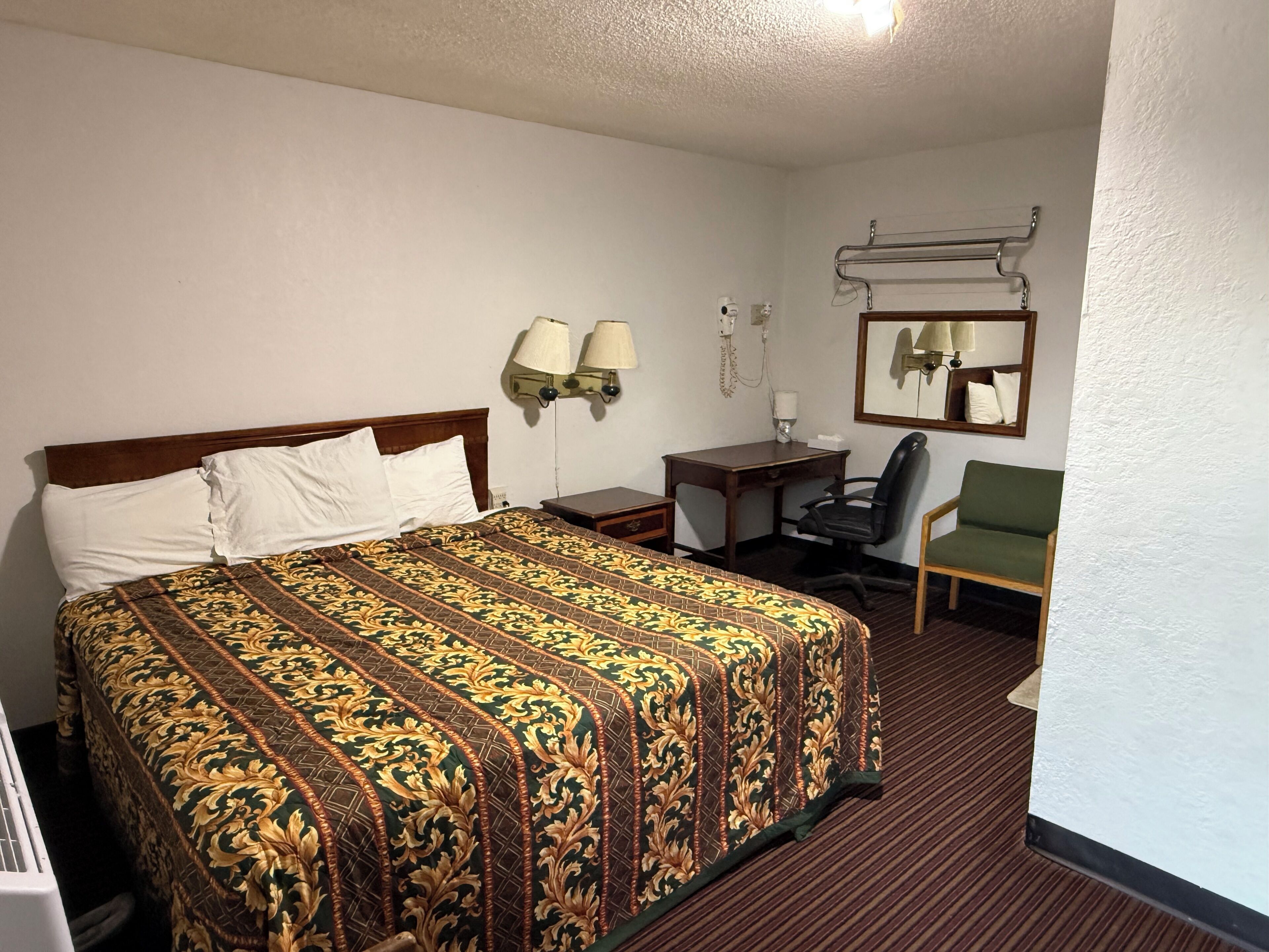 Habitación estándar, 1 cama de matrimonio grande | Escritorio, sistema de insonorización, wifi gratis y ropa de cama