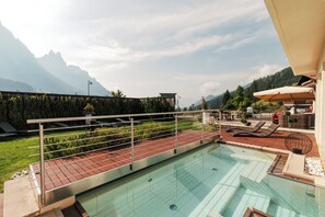 Una piscina techada, una piscina al aire libre