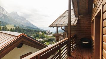 Suite, balcón, vista a la montaña | Ropa de cama de alta calidad, edredón, camas con pillow-top y minibar