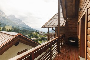 Phòng Suite, ban công, quang cảnh núi | Bộ đồ giường cao cấp, chăn bông, nệm có lớp đệm bông, minibar 