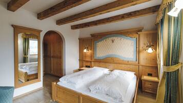 Superior dubbelrum - balkong | SÀngtillbehör av högsta kvalitet, duntÀcken, bÀddmadrasser och minibar