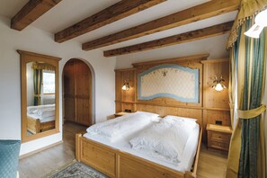 Habitación doble superior, balcón | Ropa de cama de alta calidad, edredón, camas con pillow-top y minibar 