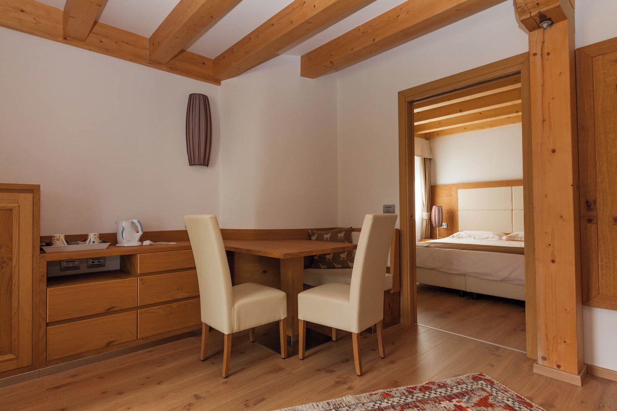 Suíte, sacada, vista para a montanha | Roupas de cama premium, edredons de pluma, camas com colchões pillow-top