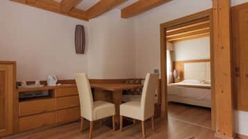 Suíte, sacada, vista para a montanha | Roupas de cama premium, edredons de pluma, camas com colchões pillow-top