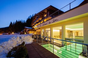 Overnatningsstedets facade – aften/nat