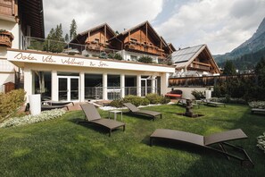 Majoituspaikan julkisivu illalla/yöllä