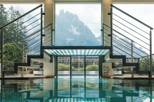 Salas de tratamiento para parejas, un sauna, una bañera de hidromasaje