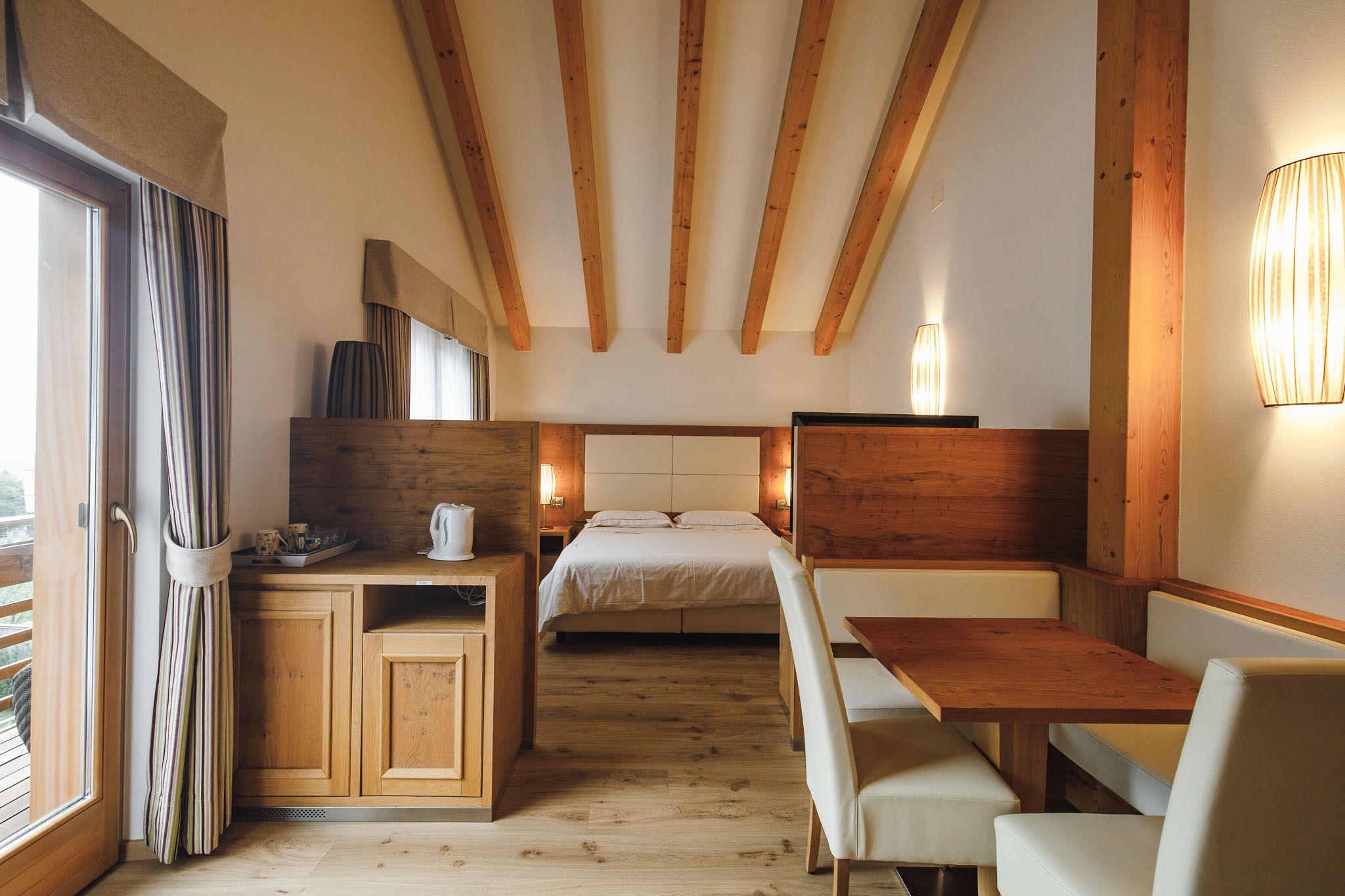 Suite, balcón, vista a la montaña | Ropa de cama de alta calidad, edredón, camas con pillow-top y minibar 