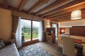 Sviitti, parveke, vuoristonäköala | Ylelliset vuodevaatteet, untuvapeitot, pillowtop-patjalliset sängyt