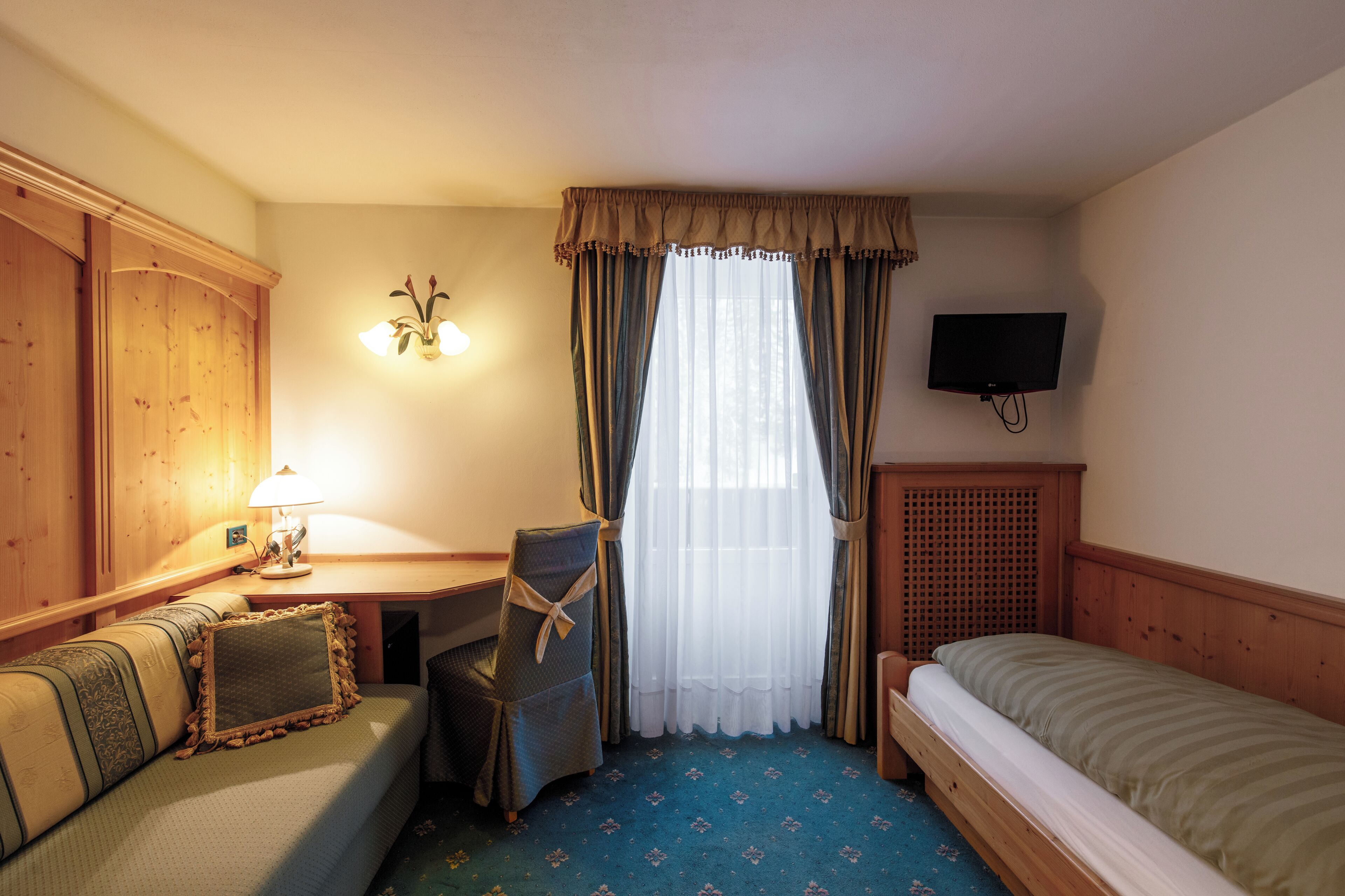 Habitación individual superior, balcón | Ropa de cama de alta calidad, edredón, camas con pillow-top y minibar 