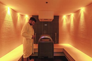 Salas de tratamiento para parejas, un sauna, una bañera de hidromasaje