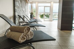 Salas de tratamiento para parejas, sauna y tina de hidromasaje 