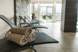 Salas de tratamiento para parejas, un sauna, una bañera de hidromasaje