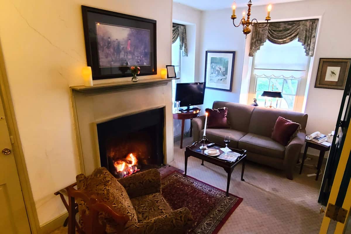 Suite, 1 Double Bed, Fireplace (2nd floor, accessible by stairs only) | 1 bedroom, minibar, desk, iron/ironing board