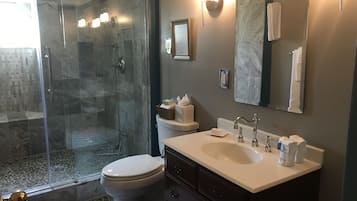 Suite, 1 Queen Bed, 2 Bathrooms (3rd floor, accessible by stairs only) | Bathroom