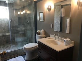Suite, 1 Queen Bed, 2 Bathrooms (3rd floor, accessible by stairs only) | Bathroom | Free toiletries, hair dryer, towels