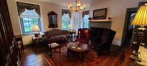 Suite, 1 King Bed, Fireplace (2nd floor, accessible by stairs only) | 1 bedroom, minibar, desk, iron/ironing board - General Warren (Malvern)