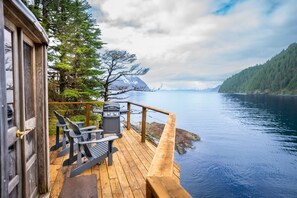 Ferienhütte, 1 Queen-Bett, Meerblick, auf dem Wassser | Terrasse/Patio