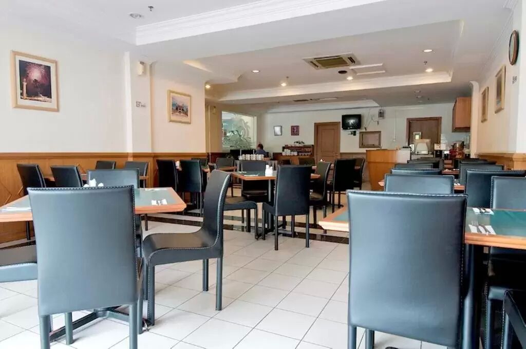 3 restaurants, breakfast, lunch, dinner served; local cuisine