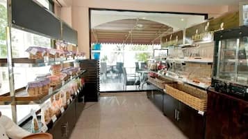 3 restaurants, breakfast, lunch, dinner served; local cuisine