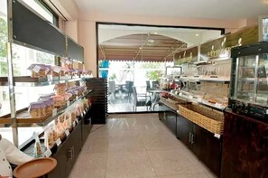 3 restaurants, breakfast, lunch, dinner served; local cuisine - Traders Inn (Bandar Seri Begawan)