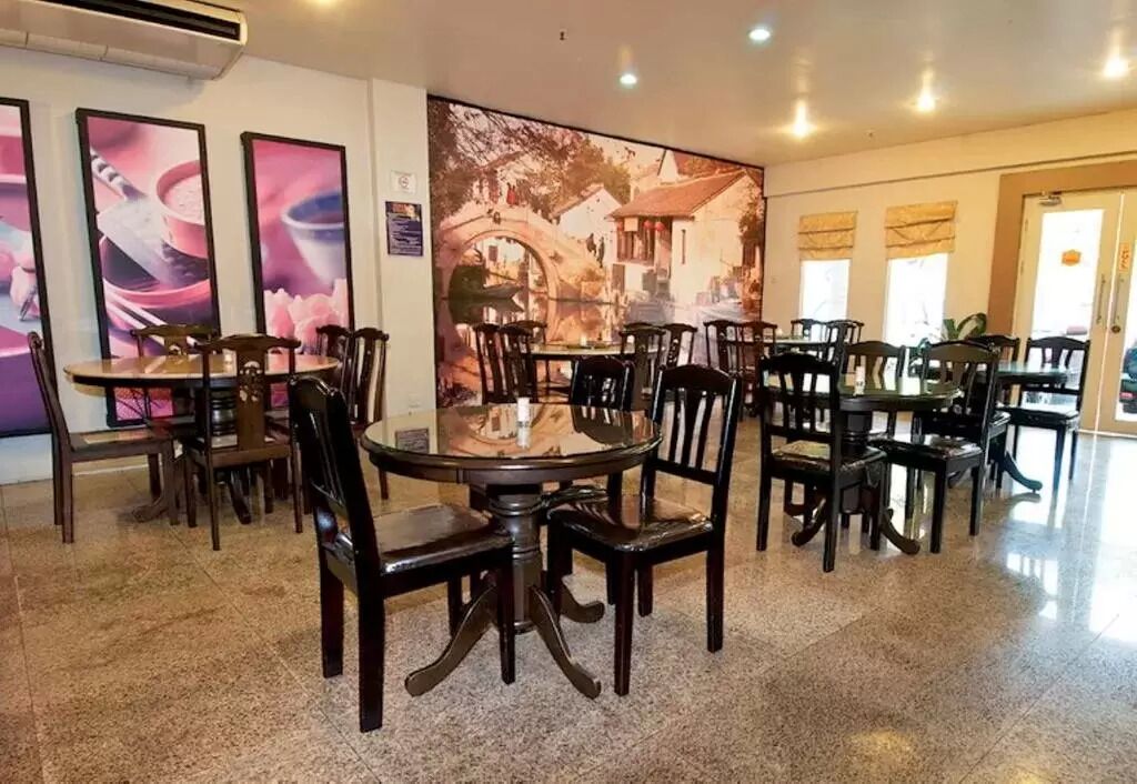 3 restaurants, breakfast, lunch, dinner served; local cuisine