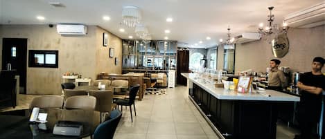 3 restaurantes; se sirve desayuno, almuerzo y cena; cocina local