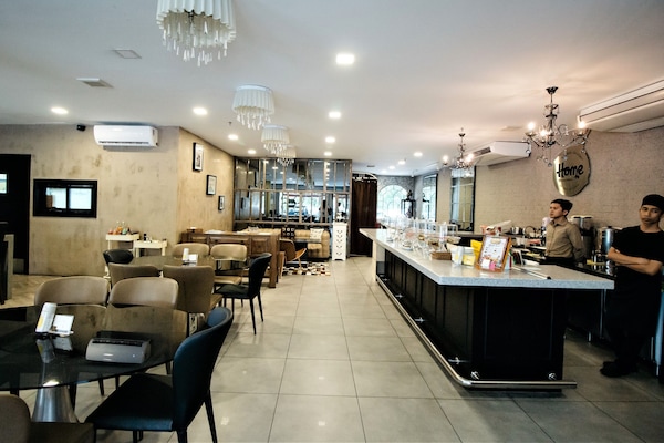 3 restaurants; breakfast, lunch, and dinner served