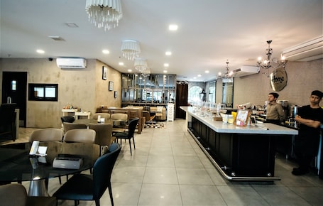 3 ๊ฐ์ ๋ ์คํ ๋, ์์นจ ์์ฌ, ์ ์ฌ ์์ฌ, ์ ๋
์์ฌ ์ ๊ณต(ํ์ง ์๋ฆฌ)