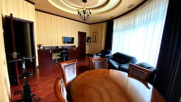 Suite ejecutiva | Ropa de cama de alta calidad, minibar, caja fuerte y escritorio