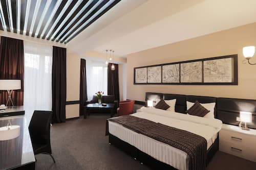 Junior Suite | Premium bedding, minibar, in-room safe, desk