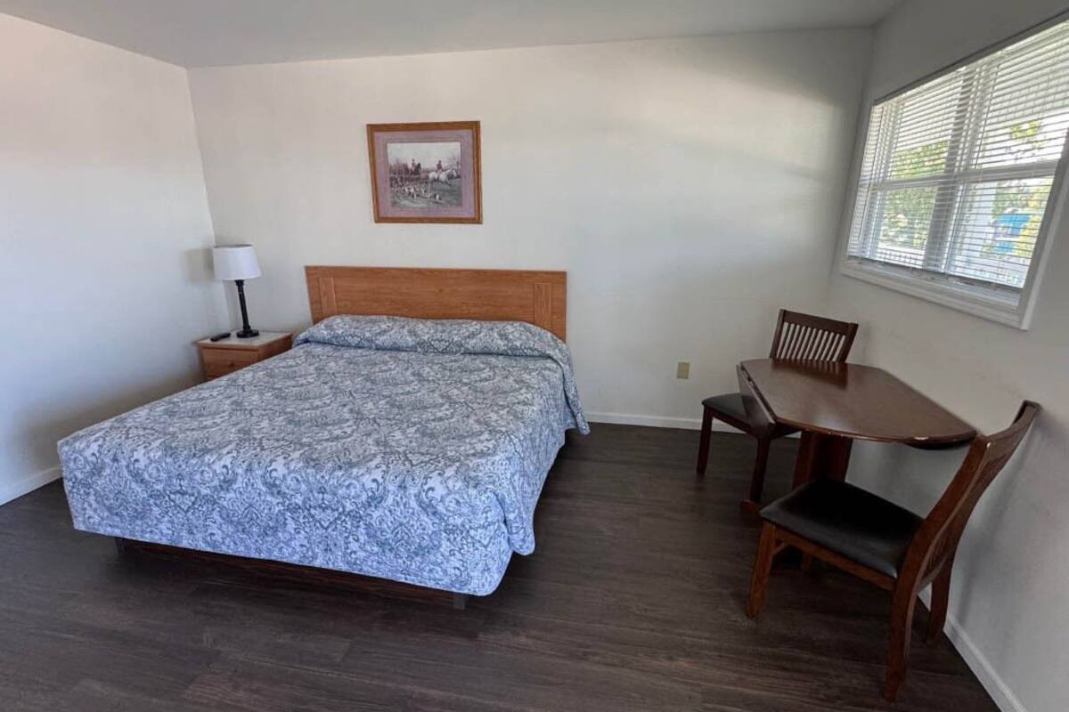 Une chambre à coucher avec un lit, un bureau et une chaise.