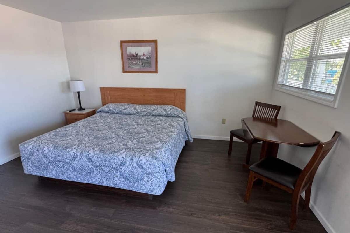 Standard Single Room, 1 Queen Bed | 1 bedroom, free WiFi, bed sheets