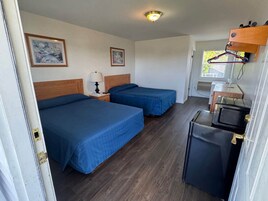 Quarto, 2 camas Queen | Wi-Fi de cortesia, roupa de cama