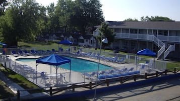 Sæsonbestemt udendørs pool, åben fra kl. 10.00 til kl. 22.00, parasoller