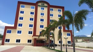 A multi-story hotel with a sign reading "Hotel Las Palmeras." - Hotel Las Palmeras (Sonzacate)