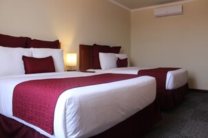 Habitación doble, 1 habitación | Escritorio y tabla de planchar con plancha