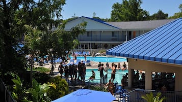 3 piscinas al aire libre, camas de piscina con cargo, sombrillas