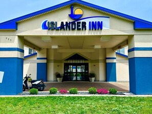 El exterior del Islander Inn, con una entrada despejada, un área de estacionamiento y un césped bien cuidado.