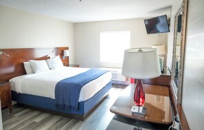 Desk, blackout curtains, iron/ironing board, free WiFi - Islander Inn (Put-in-Bay)